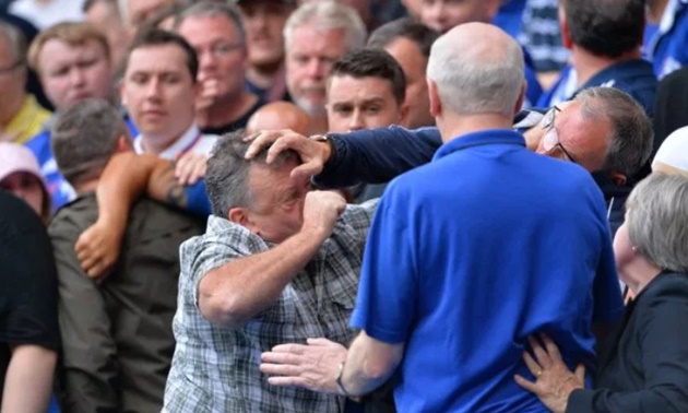 Chelsea fans clash in stands in huge row during Frank Lampard’s return home against Leicester - Bóng Đá