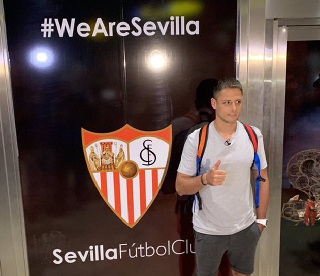 Javier Hernandez on the verge of return to Spain as West Ham wantaway poses in front of Sevilla crest after touching down - Bóng Đá