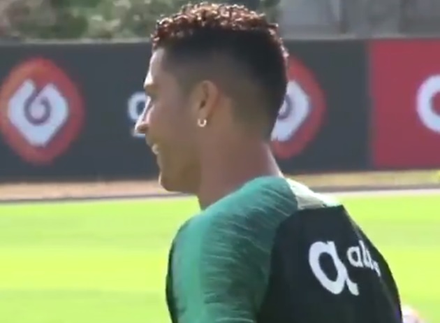 Ảnh Bồ Đào Nha tập, Ronaldo ngửi tóc Renato Sanches - Bóng Đá