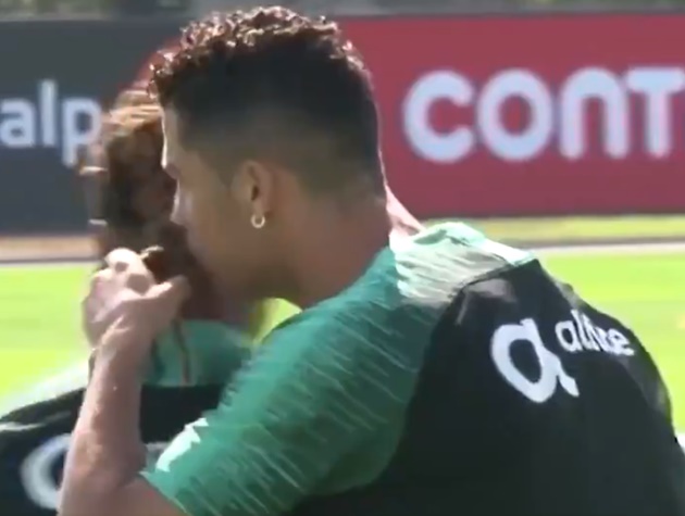 Ảnh Bồ Đào Nha tập, Ronaldo ngửi tóc Renato Sanches - Bóng Đá