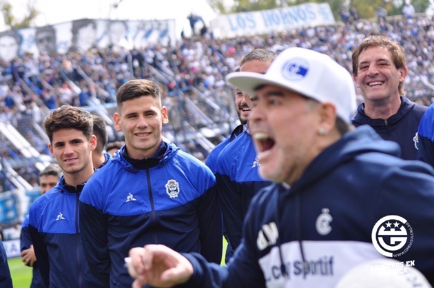  Tearful Diego Maradona leads raucous crowd in anti-English chants as new boss arrives for first training session at Gimnasia's stadium - Bóng Đá