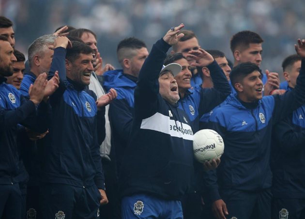  Tearful Diego Maradona leads raucous crowd in anti-English chants as new boss arrives for first training session at Gimnasia's stadium - Bóng Đá