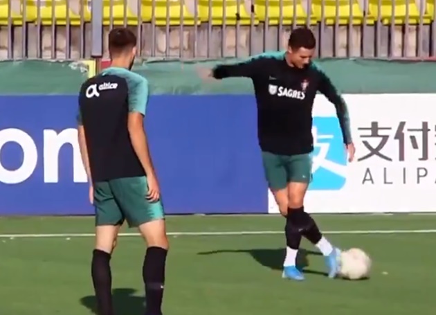 Cristiano Ronaldo rinses Joao Felix in Portugal training with stunning skill - Bóng Đá