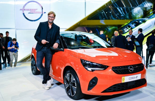 Jurgen Klopp makes the most of international break with appearance at Frankfurt Motor Show before turning focus to Liverpool's clash with Newcastle - Bóng Đá