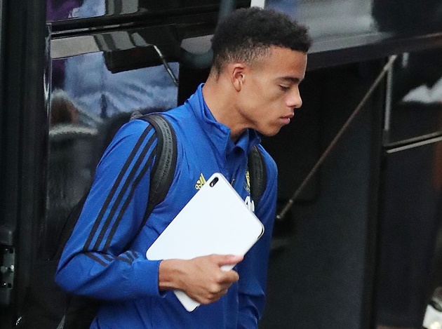 Pictures: Manchester United players arrive at hotel ahead of Leicester City match - Lingard bị trảm - Bóng Đá