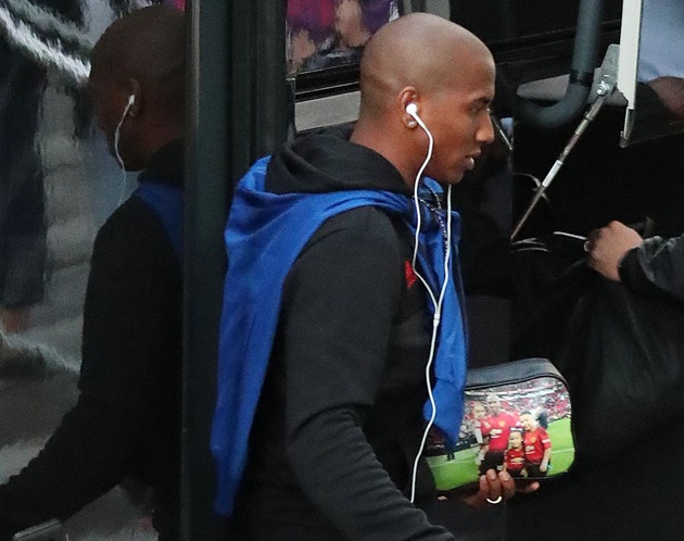 Pictures: Manchester United players arrive at hotel ahead of Leicester City match - Lingard bị trảm - Bóng Đá