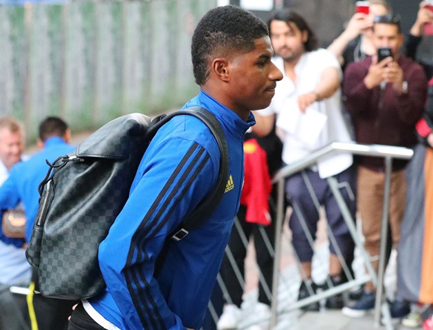 Pictures: Manchester United players arrive at hotel ahead of Leicester City match - Lingard bị trảm - Bóng Đá