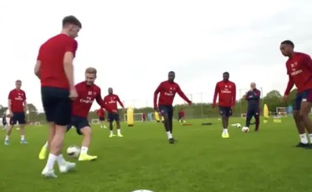 Arsenal new boy Tierney absolutely ruins hapless Mustafi by nutmegging him in training session - Bóng Đá