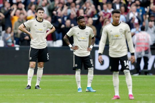 Gary Neville tells Manchester United to sign five players after West Ham defeat   - Bóng Đá