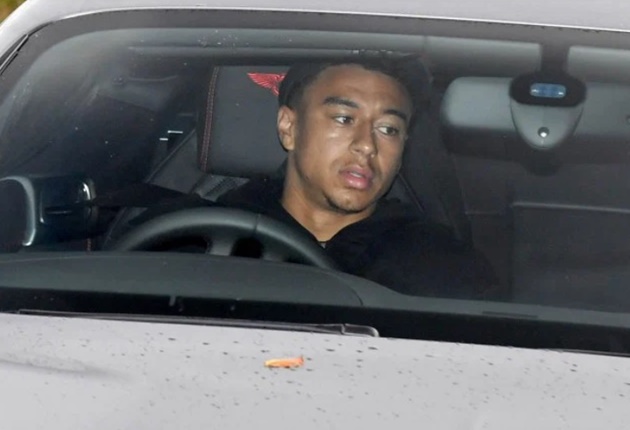 Under-fire Man Utd stars arrive at Carrington ahead of huge Arsenal clash  - Bóng Đá