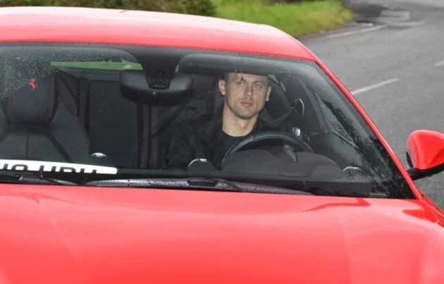 Under-fire Man Utd stars arrive at Carrington ahead of huge Arsenal clash  - Bóng Đá