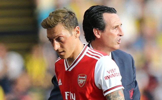 Unai Emery claims Mesut Ozil did not deserve to be a substitute in Arsenal’s win over Standard Liege - Bóng Đá
