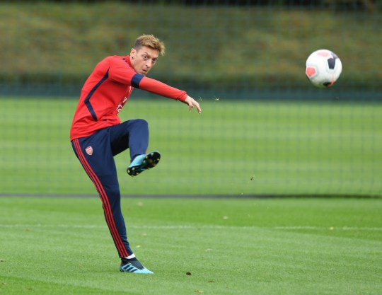 Arsenal boss Unai Emery left unimpressed with Mesut Ozil in training as transfer exit looms - Bóng Đá