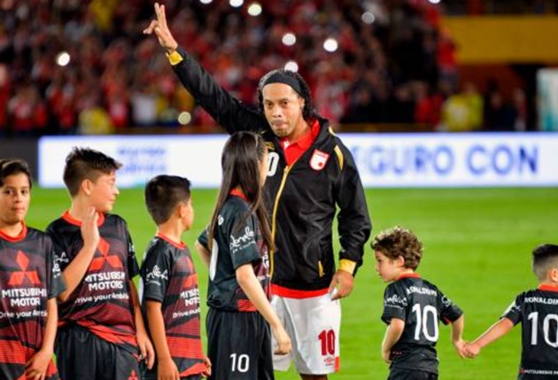 Brazil legend Ronaldinho rolls back the years with stunning no-look assist as he turns out for Colombian side Sante Fe in a friendly - Bóng Đá