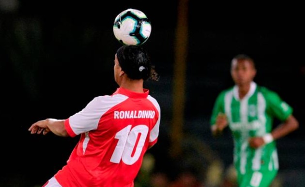 Brazil legend Ronaldinho rolls back the years with stunning no-look assist as he turns out for Colombian side Sante Fe in a friendly - Bóng Đá
