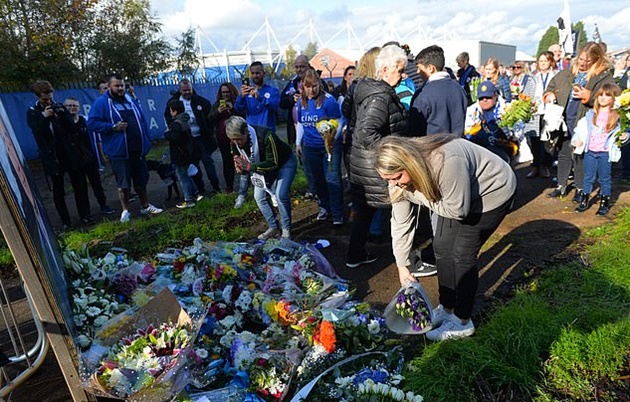Leicester City fans pay tribute to Vichai Srivaddhanaprabha as Foxes mark year since late owner died in tragic helicopter crash - Bóng Đá