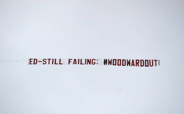 Fan M.U thuê máy bay đòi đuổi Woodward - Bóng Đá