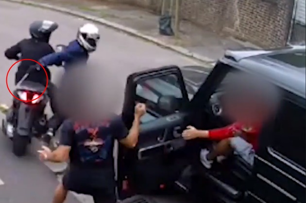 Dramatic moment Arsenal’s Sead Kolasinac lunges at blade-wielding moped thugs as they attempt to rob him and pal Ozil - Bóng Đá