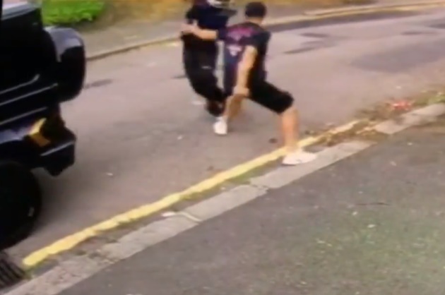 Dramatic moment Arsenal’s Sead Kolasinac lunges at blade-wielding moped thugs as they attempt to rob him and pal Ozil - Bóng Đá