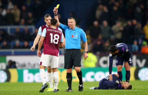 Manuel Lanzini suffers horror shoulder injury as West Ham ace leaves stadium in an ambulance - Bóng Đá