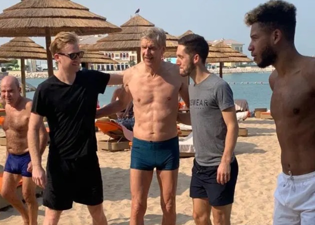 Arsene Wenger, 70, shows off six-pack on Dubai beach ahead of Bayern Munich talks - Bóng Đá