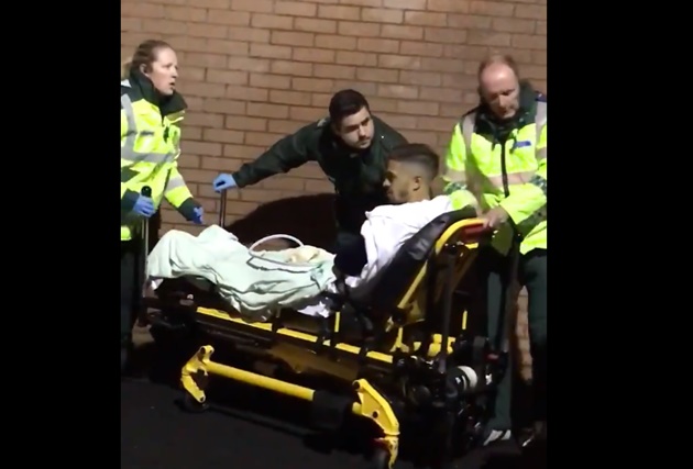 Manuel Lanzini suffers horror shoulder injury as West Ham ace leaves stadium in an ambulance - Bóng Đá