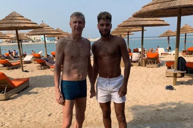 Arsene Wenger, 70, shows off six-pack on Dubai beach ahead of Bayern Munich talks - Bóng Đá