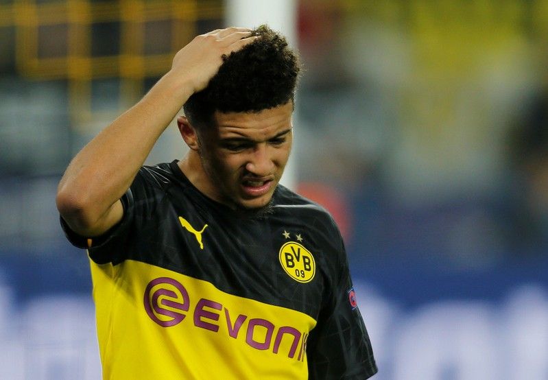 Watch Jadon Sancho laugh off Man Utd fan’s plea for him to transfer from Dortmund after posing for photo - Bóng Đá
