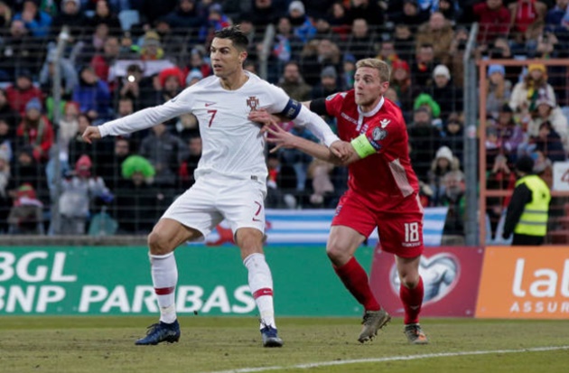 Ronaldo slams 'potato field' pitch, says not 100 percent - Bóng Đá