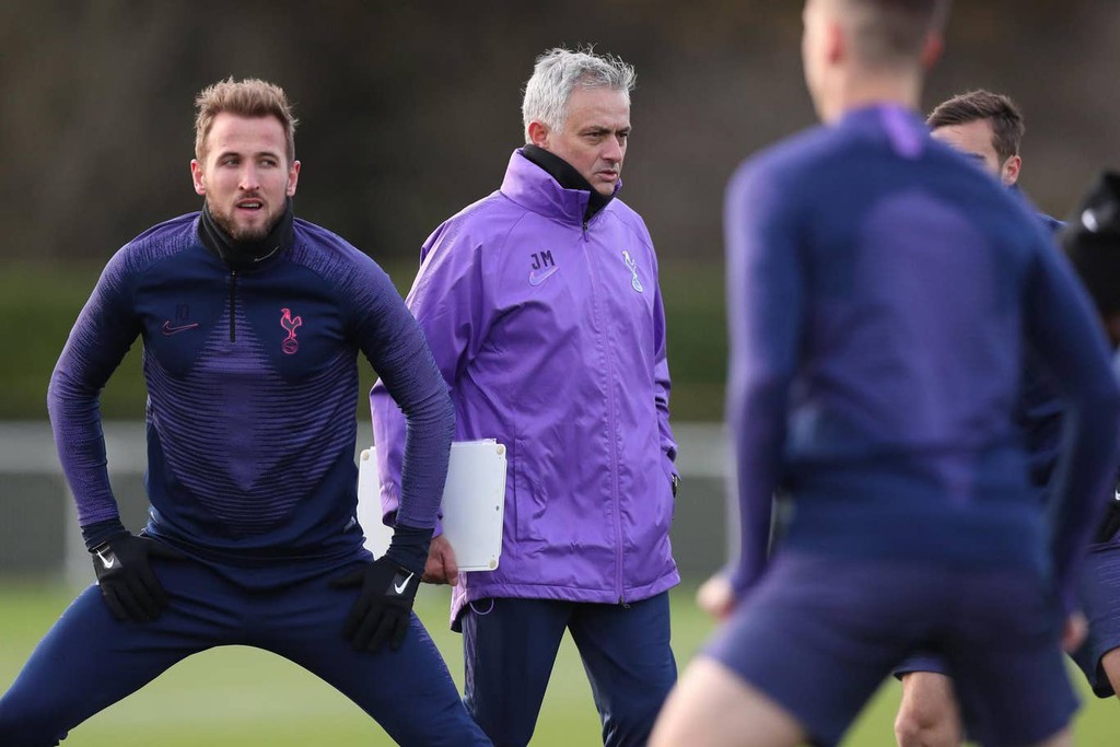 José Mourinho followed his appointment at Tottenham Hotspur by sending Harry Kane a text message pledging that the pair will win trophies together - Bóng Đá