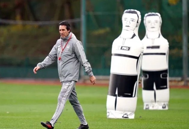 Emery gives new defender a run out in training as Arsenal manager tries to stop his dummies shipping goals - Bóng Đá