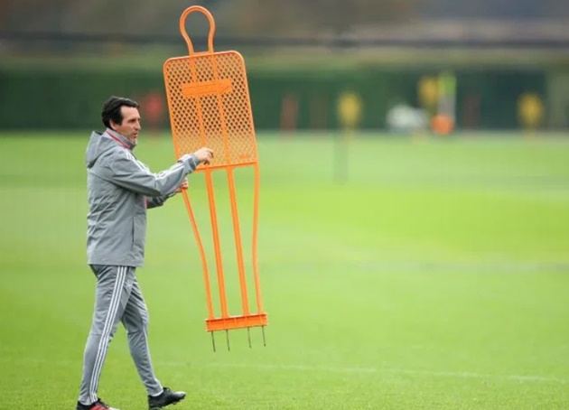 Emery gives new defender a run out in training as Arsenal manager tries to stop his dummies shipping goals - Bóng Đá