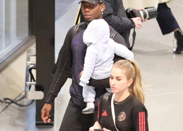  Injured Pogba arrives back in Heathrow with his partner and baby son as Man Utd prepare to face Astana in Europa League - Bóng Đá