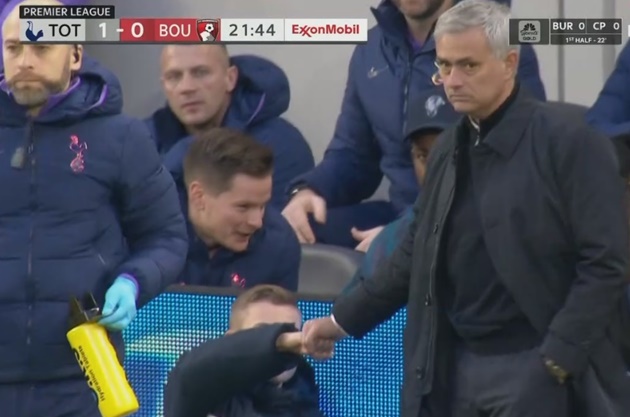 Mourinho ăn mừng cậu bé nhặt bóng - Bóng Đá
