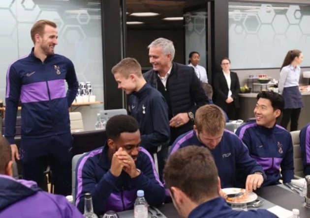 Spurs ballboy who ‘assisted’ Kane goal and was hugged by Mourinho joins team for pre-match meal - Bóng Đá