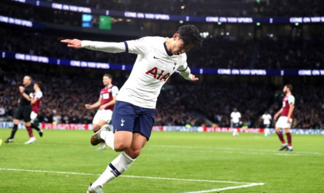 Jose Mourinho takes match ball off Son Heung-min and gives it to Spurs debutant Troy Parrott instead - Ảnh - Bóng Đá