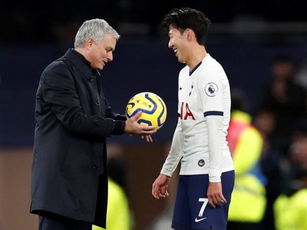 Jose Mourinho takes match ball off Son Heung-min and gives it to Spurs debutant Troy Parrott instead - Ảnh - Bóng Đá