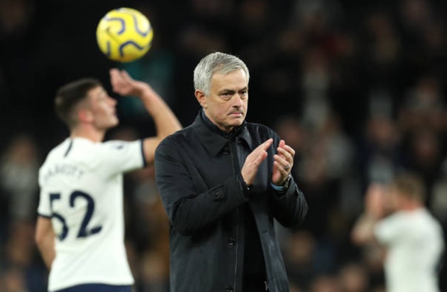 Jose Mourinho takes match ball off Son Heung-min and gives it to Spurs debutant Troy Parrott instead - Ảnh - Bóng Đá