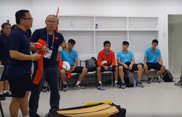 Thầy Park chia sẻ với các cầu thủ U22 VN sau khi giành HC Vàng SEA Games 30 trong phòng thay đồ - Bóng Đá