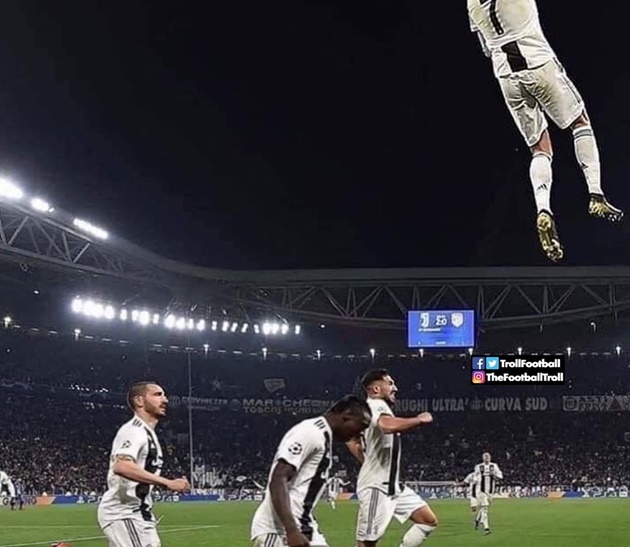Đừng bỏ lỡ ảnh chế siêu hài hước về pha đánh đầu của Ronaldo, khi anh nhảy lên cao chóng mặt và đánh bóng vào gôn đối phương một cách dễ dàng. Hãy cười thả ga và thư giãn với hình ảnh vui nhộn này!