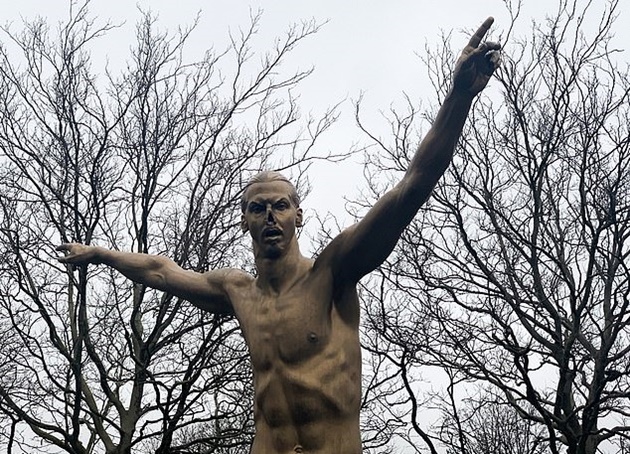 Vandals cut the nose off Zlatan Ibrahimovic statue outside boyhood side Malmo after he bought stake in rival club Hammarby - Bóng Đá