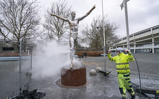 Vandals cut the nose off Zlatan Ibrahimovic statue outside boyhood side Malmo after he bought stake in rival club Hammarby - Bóng Đá