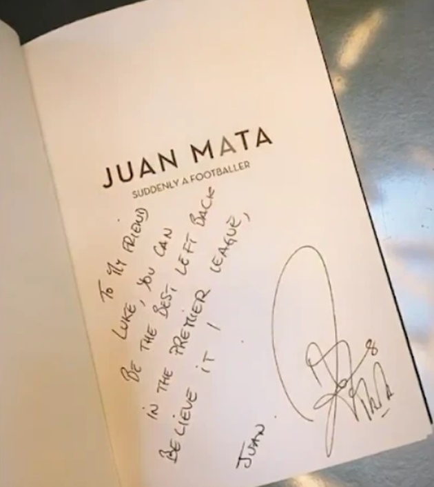 Juan Mata gives Man Utd team-mates signed copies of his autobiography for Christmas with inspirational messages inside - Bóng Đá