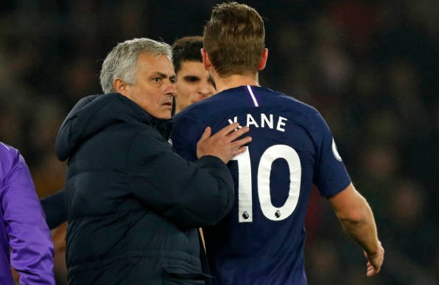 Jose Mourinho: I was rude to an idiot, says Tottenham manager after booking - Bóng Đá