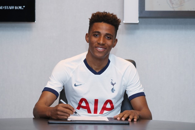 Ảnh Fernandes ký hợp đồng Tottenham - Bóng Đá