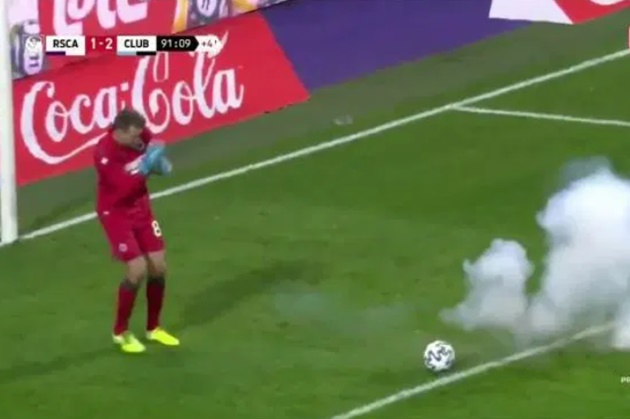 Watch raging Anderlecht boss Vincent Kompany scream at his own fans after they throw flare at Club Brugge ace Mignolet - Bóng Đá