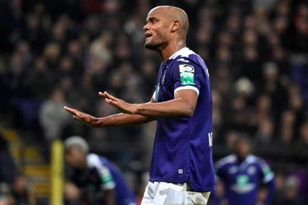Watch raging Anderlecht boss Vincent Kompany scream at his own fans after they throw flare at Club Brugge ace Mignolet - Bóng Đá