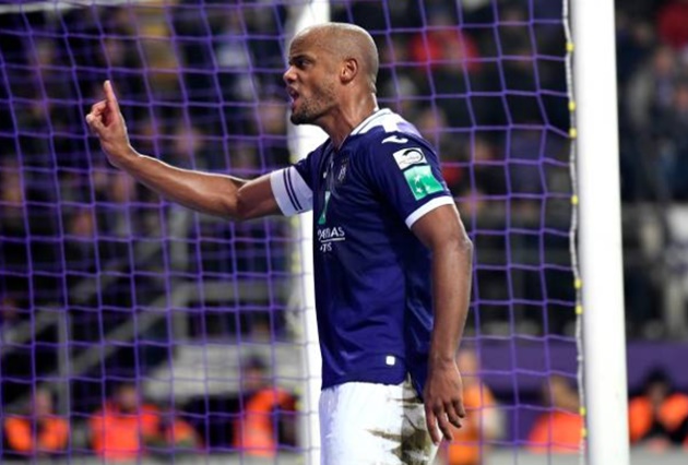 Watch raging Anderlecht boss Vincent Kompany scream at his own fans after they throw flare at Club Brugge ace Mignolet - Bóng Đá