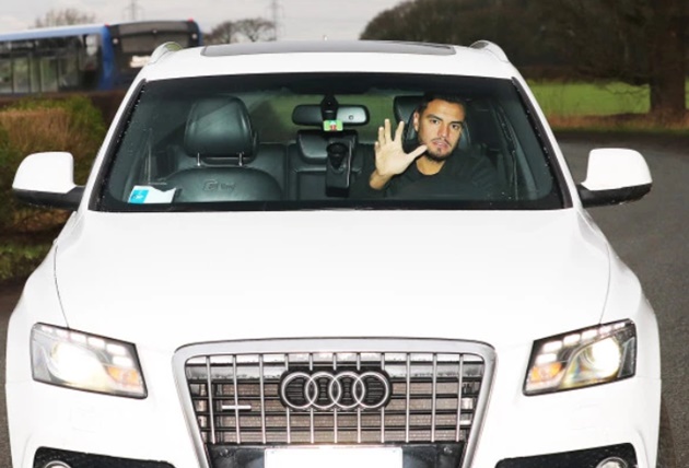 Rashford drives to training days after being chauffeured into Carrington as Man Utd striker recovers from back injury - Bóng Đá