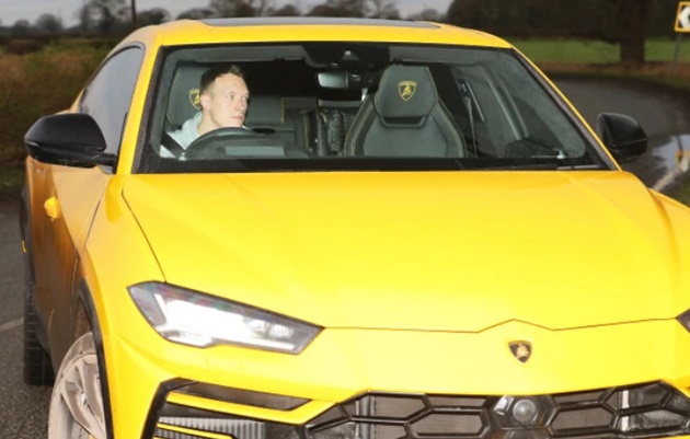 Rashford drives to training days after being chauffeured into Carrington as Man Utd striker recovers from back injury - Bóng Đá
